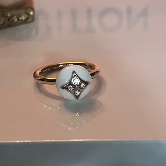 Louis Vuitton Color Blossom Ring - Yellow Gold, White Gold, White Agate & Diamon - Picture 3 of 4